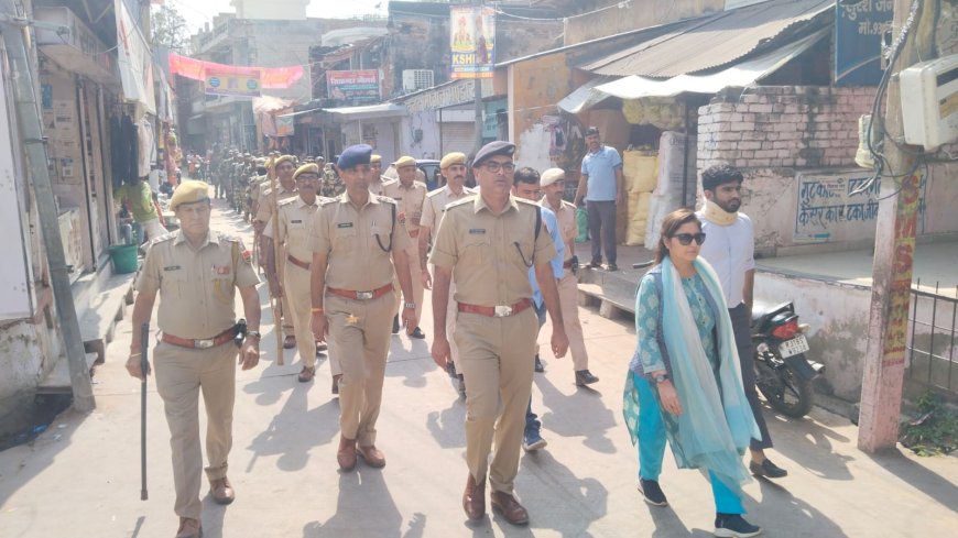 नीमकाथाना जिला कलेक्टर व पुलिस अधिक्षक ने फ्लैग मार्च निकालकर दिया भयमुक्त मतदान करने का संदेश