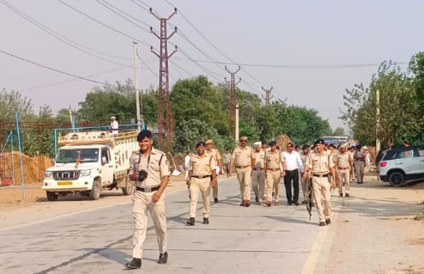 विधानसभा चुनाव को मध्य नजर रखते हुए मुंडावर  पुलिस थानाधिकारी जितेंद्र सिंह ने मय पुलिस जाप्ते निकाला फ्लैग मार्च