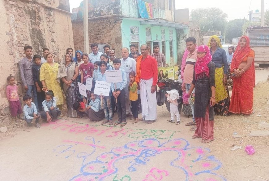रैणी के मुंडिया गाँव में स्वीप सेक्टर अधिकारी सीता तिवाड़ी द्वारा मतदान के लिए निकाली गई जन जागरूक रैली