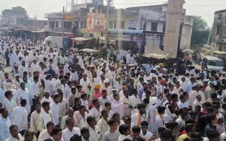 भाजपा के टिकट पर दावेदारी कर रहे विधायक प्रत्याशी हेमसिंह भड़ाना हजारों कार्यकर्ताओं के साथ नामांकन दाखिल करने पहुंचे निर्वाचन कार्यालय