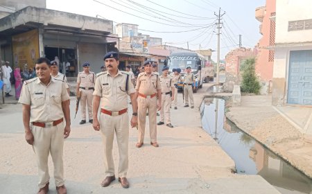 चुनाव में शांति बनाए रखने के लिए पुलिस ने निकाला फ्लैग मार्च