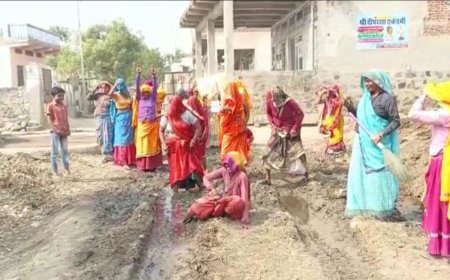 गंडूरा में बलाई मोहल्ले में हो रही कीचड व गन्दगी, तीन साल से भरा पानी आमजन परेशान: महिलाओं ने रोड किया जाम
