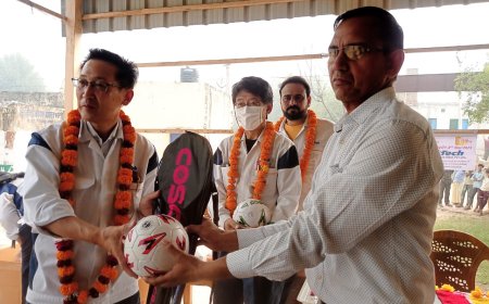 टी इस टेक सन इंडिया प्राइवेट लिमिटेड ने स्कूली विद्यार्थियों को आवश्यक एवं खेल कूद की सामग्री की वितरित