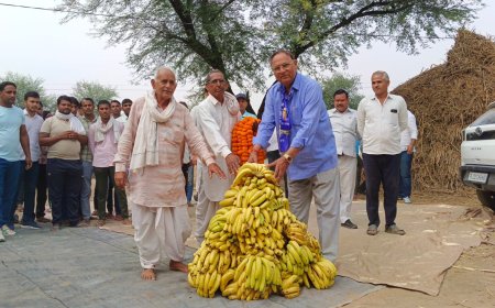खटोटी में आसपा प्रत्याशी डॉ.रोहिताश शर्मा को फलों से तोलकर दिया समर्थन