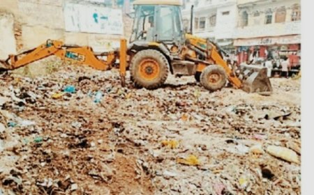 नगरपरिषद ने शहर में खाली आवासीय भूखण्डों से हटाई गंदगी