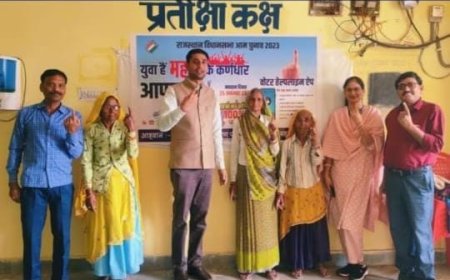 वृद्ध मतदाताओं को महुआ उपखंड अधिकारी लाखन सिंह गुर्जर ने किया मतदान के लिए प्रेरित