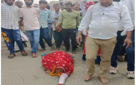 भाजपा एवं कांग्रेस पार्टी में बागीयो ने किया नामांकन दाखिल: बागी नेत्री सुनीता मीणा दंडोति देते हुए पहुंची नामांकन भरने