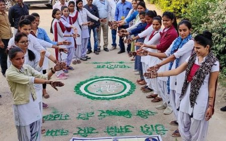 महुवा में स्वीप कार्यक्रम के तहत मेहंदी व मानव श्रृंखला बनाकर दिया मतदान का संदेश