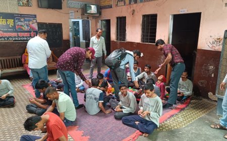 खुशियों वाली दिवाली के अवसर पर निराश्रित बच्चों को टाइगर समूह ने उपहार बाटें