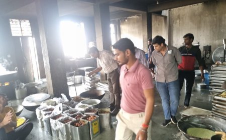 संयुक्त दल  ने सैंपल लेकर जांच के लिए भेजा, स्वच्छता के लिए दुकानदारों को किया पाबंद