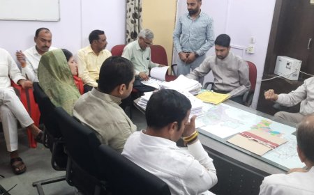 केंद्रीय पर्यवेक्षक डॉ आशीष कुमार श्रीवास्तव व रिटर्निंग अधिकारी लाखन सिंह गुर्जर ने इलेक्शन एजेंट व प्रत्याशियों की ली बैठक