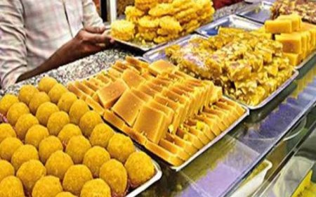 दीपावली के त्योहार पर रंग बिरंगे रंगों से सजी मिठाई के नाम पर जनता को परोसा जा रहा है मीठा जहर