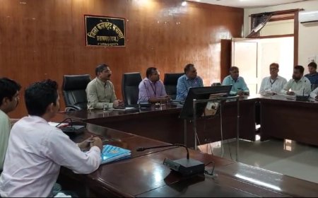 प्रतापगढ़ जिला निर्वाचन अधिकारी और पुलिस अधीक्षक ने किया बूथ, एफएसटी एवं एसएसटी की कार्रवाही का निरीक्षण