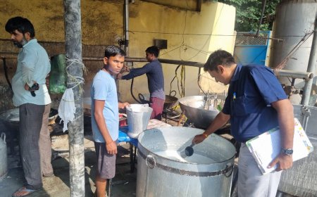 मिलावट खोरो पर कसा शिकंजा ,दिवाली के पहले मिठाई दुकानों में छापेमारी सैंपल कलेक्शन कर भेजा लैब