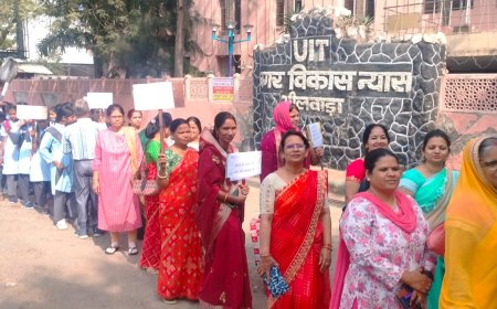 वोट करूंगी तभी तो बढूंगी संदेश के साथ निकाला महिला मार्च   