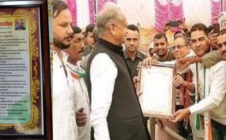 'गहलोत चालीसा' मुख्यमंत्री अशोक गहलोत  को किया भेंट