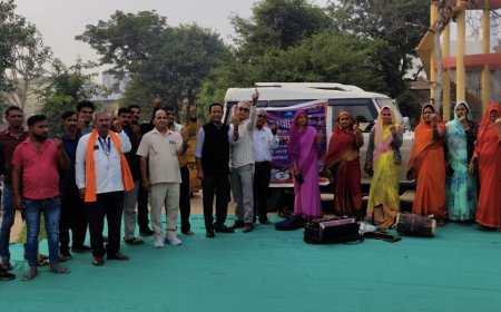 महुवा में लोकगीत व लोक नृत्य के माध्यम से मतदाताओं को किया जागरूक 