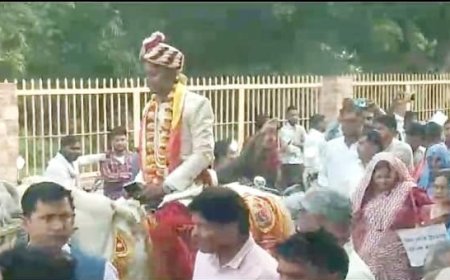 बैंड बाजे के साथ शहर में निकाली वोट बारात:  दूल्हे के रूप में घोड़ी पर बैठा कार्मिक बना सभी का आकर्षण
