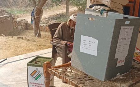 महुवा में दूसरे दिन भी होम वोटिंग जारी, बुजुर्ग और दिव्यांग मतदाताओ को मिल रहा घर बैठे मतदान का मौका
