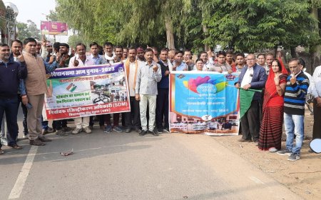 महुवा में सतरंगी सप्ताह के तहत सर्विस वोटरों कीसमावेशी वॉकथॉन नीले कलर थीम पर निकाली रैली