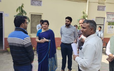संवेदनशील मतदान केंद्रों का जिला कलेक्टर ने किया निरीक्षण