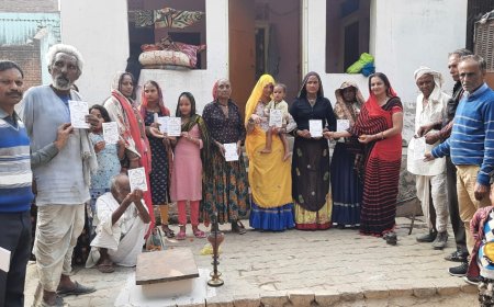 महुवा में पीले चावल व निमंत्रण पत्र देकर मतदान में भाग लेने के लिए मतदाताओं को किया आमंत्रित