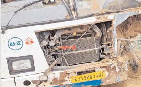 बेकाबू होकर रोडवेज बस गड्ढे में गिरी, 15 से अधिक यात्री हुए घायल