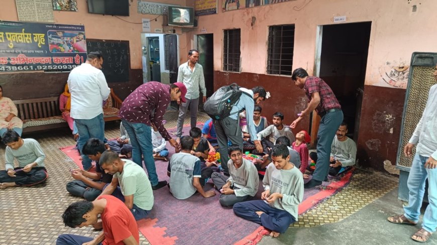 खुशियों वाली दिवाली के अवसर पर निराश्रित बच्चों को टाइगर समूह ने उपहार बाटें