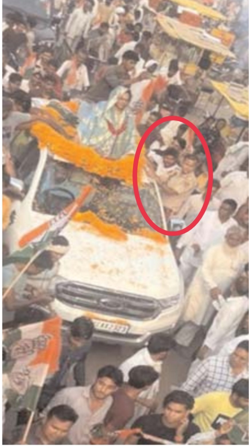 नामाकंन पत्र दाखिल करने के दौरान जाहिदा खान के साथ वर्दी में पीएसओ का फोटो आया सामने
