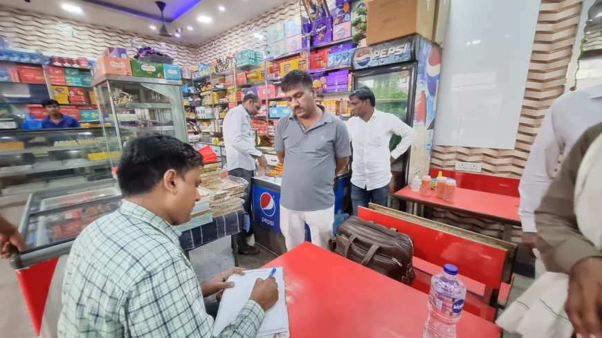 मिलावटखोरो पर कसा शिकंजा: दिवाली के पहले मिठाई दुकानों में छापेमारी सैंपल कलेक्शन कर भेजा लैब