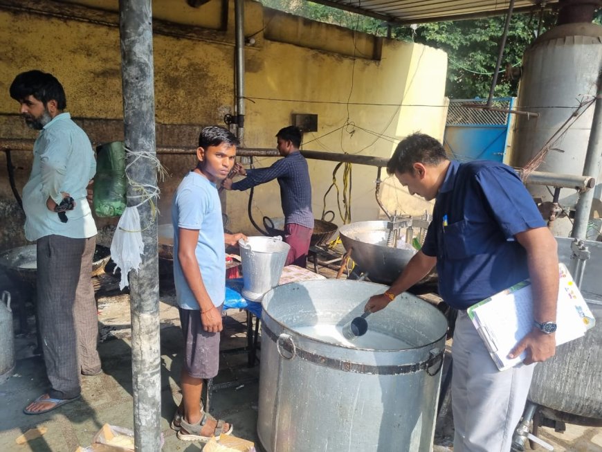 मिलावट खोरो पर कसा शिकंजा ,दिवाली के पहले मिठाई दुकानों में छापेमारी सैंपल कलेक्शन कर भेजा लैब
