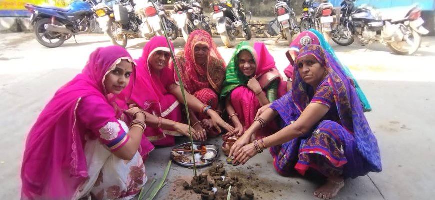 गुरलाँ में महिलाओं ने गोवर्धन पूजा की: अन्नकूट का लगा भोग