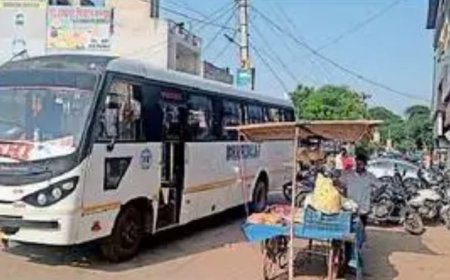 असुविधा : बैंकों के बाहर खड़े वाहनों से हो रही अव्यवस्था,सड़कों पर खड़े वाहनों से लग रहा जाम