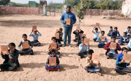 शिक्षा के प्रति अग्रसर सुप्रीम फाउंडेशन  ने विधार्थियो को निशुल्क नोटबुक वितरित की