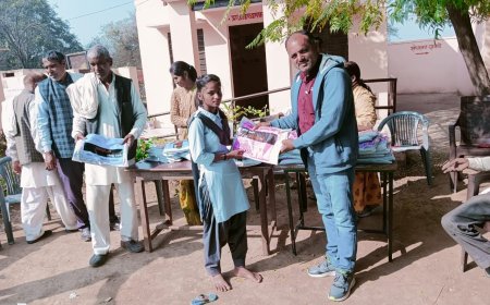 उच्च प्राथमिक संस्कृत विद्यालय में किया यूनिफॉर्म का वितरण