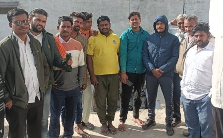 नौगांवा तहसील के मंसीरपुर में बंदूक की नोक पर बिदोंरे में नाचती हुई महिलाओं के साथ छेड़खानी करते हुए की लूट