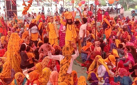 सकट में भागवत कथा में मनाया कृष्ण जन्मोत्सव, महिलाओं ने गाए बधाई गीत