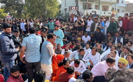 सुखदेव गोगामेड़ी की हत्या के खिलाफ चल रहे धरने में जयपुर पहुंचे महुवा विधायक राजेंद्र मीणा