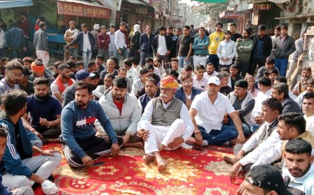 करणी सेना की राष्ट्रीय अध्यक्ष सुखदेव गोगामेडी की हत्या के विरोध में समाज व व्यापारीयो ने मुंडावर बाजार किया बंद