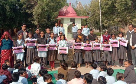 विद्यालय में छात्र छात्राओं को निशुल्क स्कूल यूनिफॉर्म की वितरण