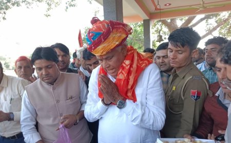 डॉ. किरोड़ीलाल मीना राजगढ के ठेकडीन गांव मे अपनी कुल देवी मंशा माता के दरबार मे आशिर्वाद लेने पहुचे