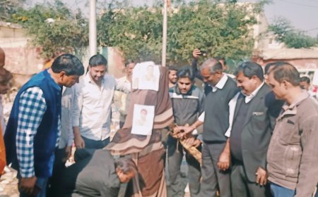 रामगढ़ नगरपालिका क्षेत्र की सफाई व्यवस्था सुचारू कराने की मांग को लेकर तीसरे दिन भी धरना रहा जारी और अधिशासी अधिकारी का पुतला फूंका