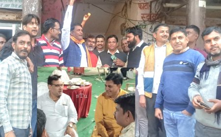 भजनलाल शर्मा के मुख्यमंत्री बनने पर कठूमर कस्बे में आतिशबाजी कर बांटी गई मिठाई