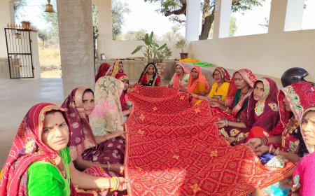 महिलाएं घर-घर मंगल गीत गाकर मां शाकंभरी की चुनरी के लगा रही है बूटियां