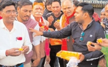 भजनलाल शर्मा को मुख्यमंत्री बनाए जाने पर युवाओं ने बांटी मिठाई