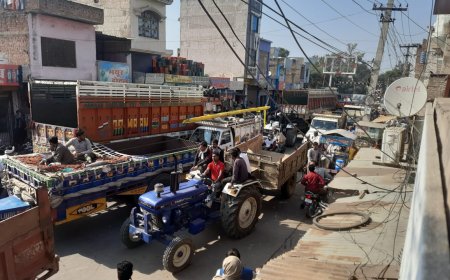 जाम का कोहराम: सब्जी मंडी के सामने बेतरतीब तरीके से खड़े ट्रेक्टरों, पिकअप एवं भारी वाहनों से लगता है जाम