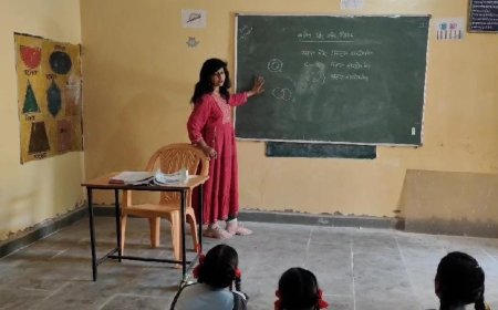 अध्यापकों की कमी के कारण प्रधानाचार्य संगीता गौड़ अपने ऑफिशियल कामों को भी छोड़कर ले रही है बच्चों की क्लास