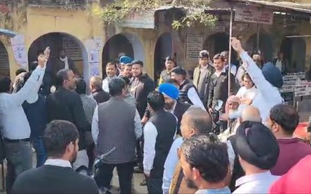 80 वर्ष पुराने सरकारी स्कूल के खेल मैदान पर नींव खोद निर्माण शुरू कर अतिक्रमण का प्रयास