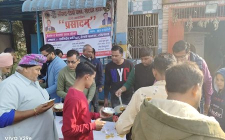 लायंस एवं लियो क्लब खैरथल मण्डी ने वितरित किया प्रसाद