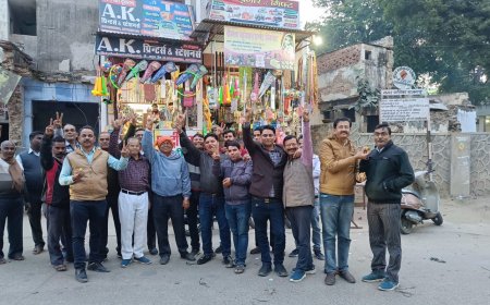 भजनलाल शर्मा के मुख्यमंत्री बनाए जाने पर ब्राह्मण समाज के अध्यक्ष राजेश शर्मा ने लड्डू बांटकर जताई खुशी